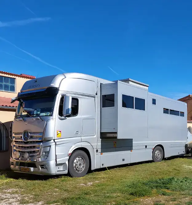 Camión de transporte de caballos