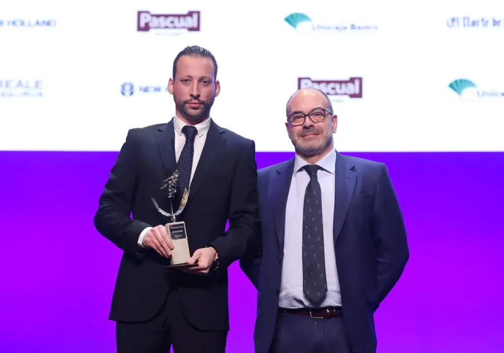 Miguel Vergara, after receiving the award, which was presented to him by Fernando Carpintero, territorial director of Reale Seguros.
José C. Castillo 